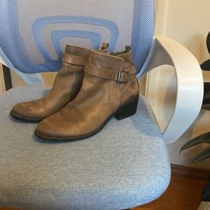 Women’s size 10 light brown tan Vince Camuto ankle boots